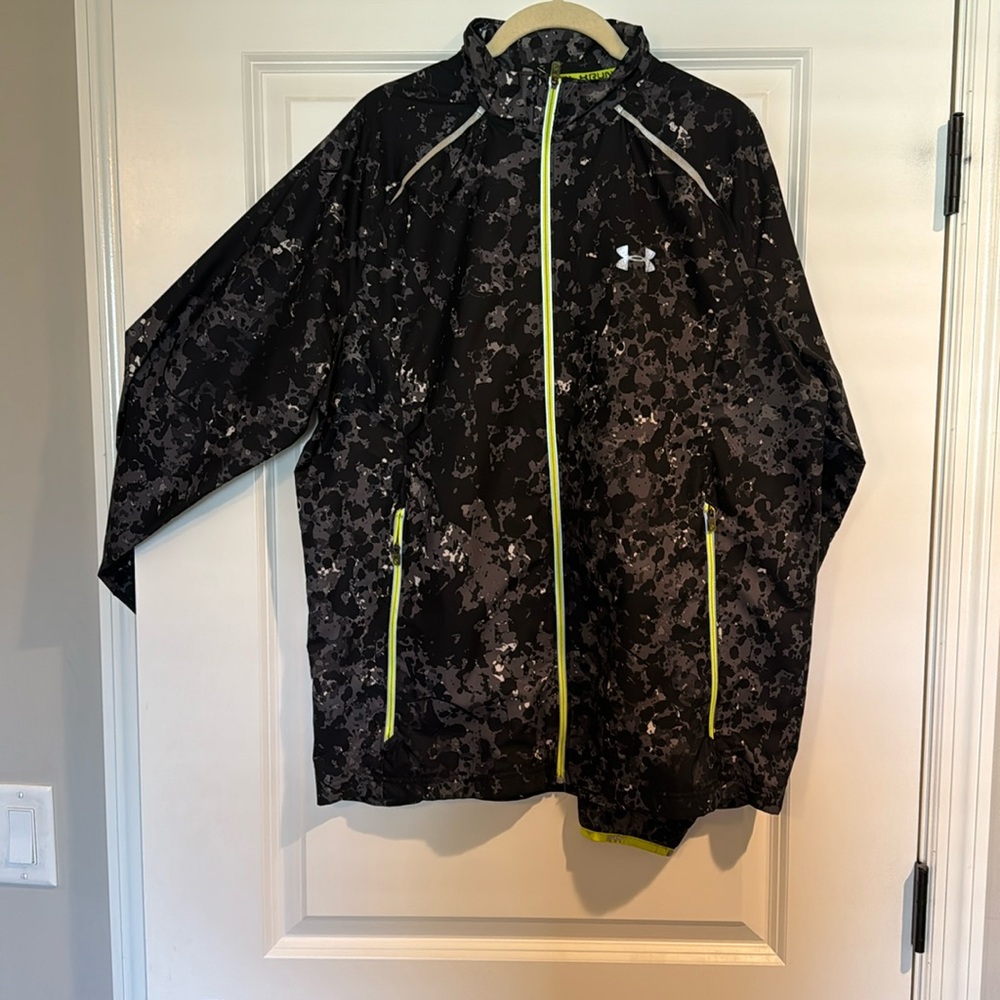 Large fitted Under Armour running jacket with vented back